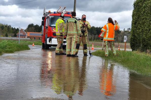 De brandweer van Koekelare werd opgeroepen om het water weg te pompen en er was tijdelijk geen verkeer mogelijk.© JH