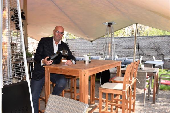 Luc Lambrecht hoopt dat hij vanaf komend weekend weer tal van klanten een glas wijn kan inschenken.©TOM VAN HOUTTE foto TVW