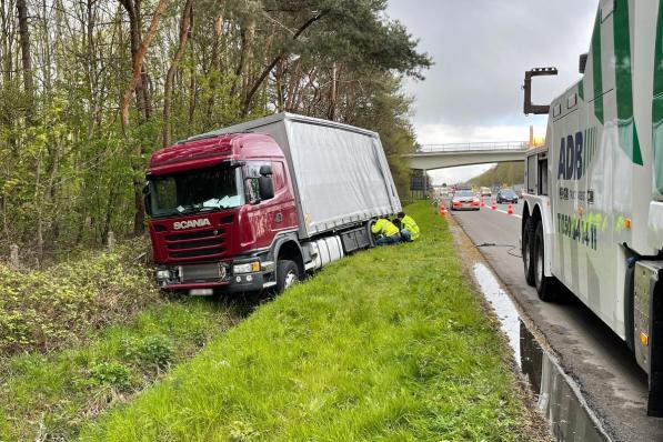 De chauffeur van de vrachtwagen werd onwel en hij kon het gevaarte niet meer op de weg houden.© Jan Van Maele