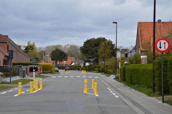 Een proefopstelling in de Duinenweg moet de snelheid van het verkeer daar aan banden leggen.© WK