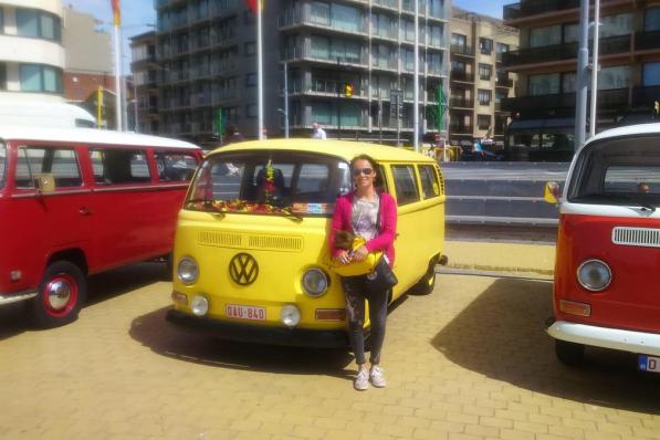 Nathalie Vermarcke bij haar VW-busje, waarmee ze naar binnen- en buitenlandse meetings trok.© gf