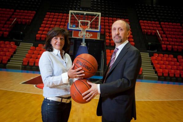 Marijke Schaepelinck met Johan Vande Lanotte in de basketzaal die jarenlang haar biotoop was.© KM
