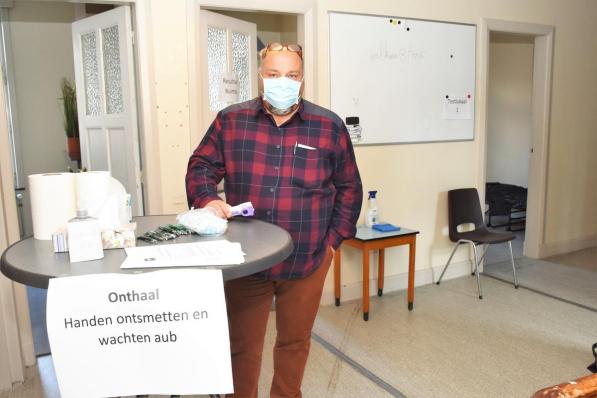 Rik Bossuyt in het sneltestcentrum van zijn scholengroep Katholieke Basisscholen Kortrijk.© LOO