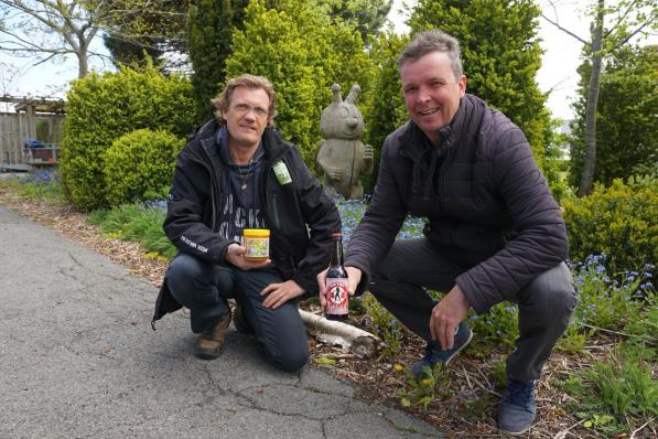 Imker Bart Vandepoele en microbrouwer Jurgen Tavernier sloegen de handen in mekaar voor de creatie van de Betsy Kriek. (foto MM)