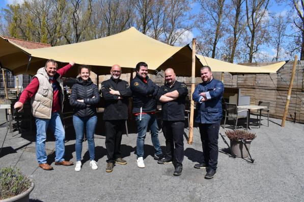 De familie Dendooven voor de terrastent. (foto SR)