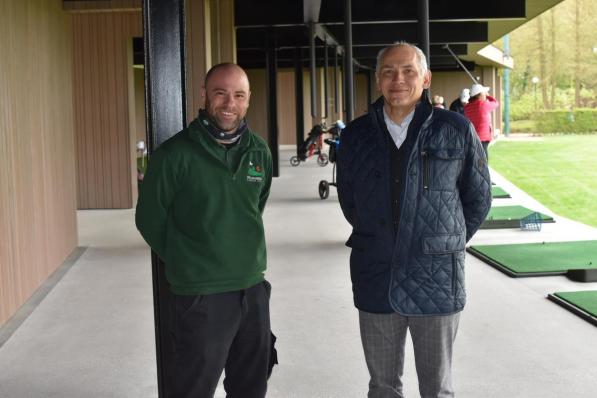 We zien links head greenkeeper Ben Hooper en voorzitter Dirk Vermunicht in het nieuwe practice gebouw.© (Foto TOGH)