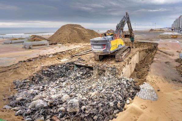 Momenteel wordt de bunker aan de kant van Westende gesloopt.© LC