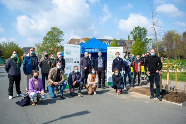 Heel wat verschillende actoren hadden hun inbreng bij het voorontwerp van Campus Deken Jonckheere. Symbolisch werd een boom geplant tijdens het onthardingsfestival.©Stefaan Lernout