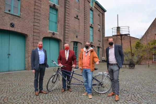 Burgemeester Christof Dejaegher, F.C. De Kampioenen-vedettes Boma en Marcske en schepen van jeugd Ben Desmyter. Ze staan op de binnenkoer van het Hopmuseum, een van de stopplaatsen van de zoektocht.©MICHAEL DEPESTELE