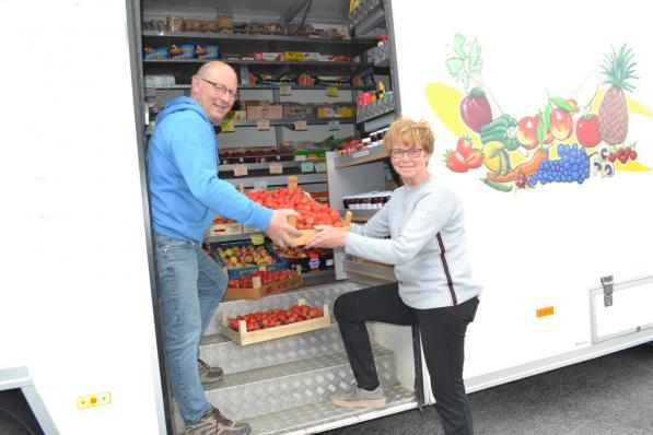 Frank en Kathleen laden de superverse aardbeien in de winkelwagen.©MV4 MVD