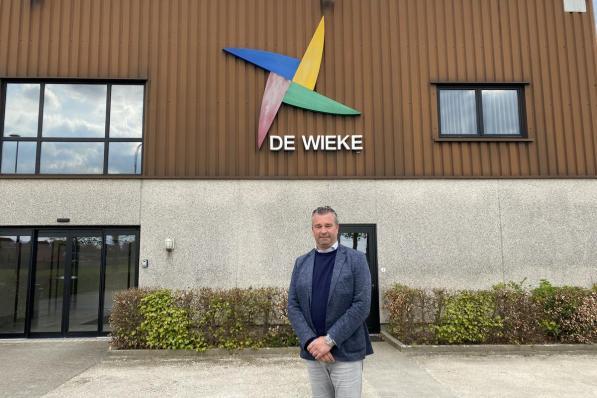Burgemeester Claude Croes aan het buurthuis De Wieke.© DRD