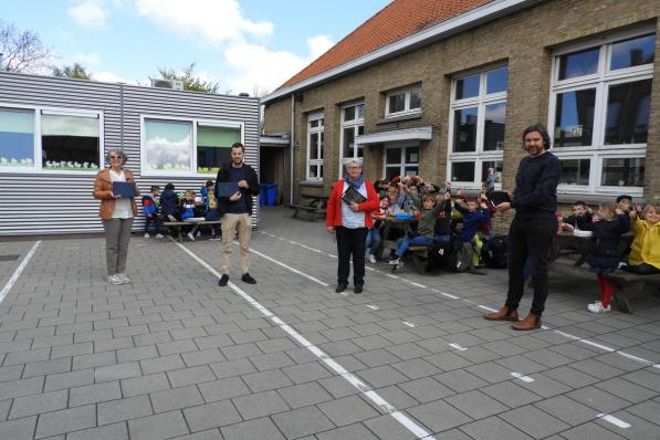 v.l.n.r.: Belinda Mylle (directeur GBS Eernegem) – Thomas Baert (ICT-coördinator voor beide scholen) – Celesta Muylle (schepen van onderwijs) – Carl Vangheluwe (directeur GBS Ichtegem).© RI