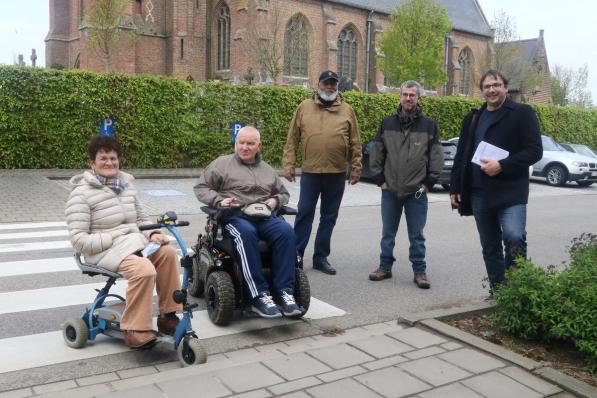 Burgemeester De Meyer op stap in Wulvergem met de deelnemers van de denkgroep.© foto EF