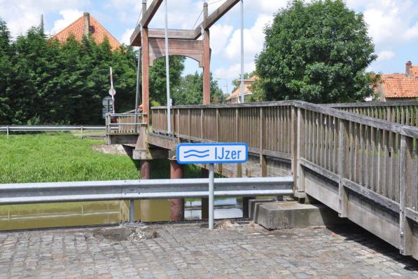 De vertelwandeling start aan de voetgangersbrug in Elzendamme.© RVL