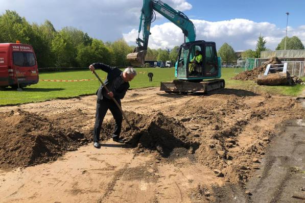 Franky Vermoeren steekt de eerste spade in de grond. (gf)