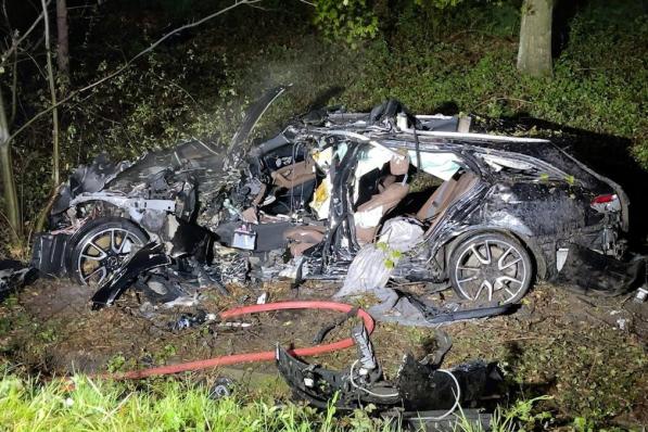 De chauffeur kon niet meer gered worden uit het brandende wrak.© JVM