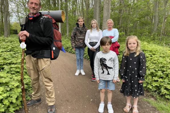 David laat zijn vrouw Mercedes (45) en zijn kinderen Moani (6), Natano (7), Mauro (15) en Noëmi (17) achter om 780 kilometer te stappen in 40 dagen.© JRO