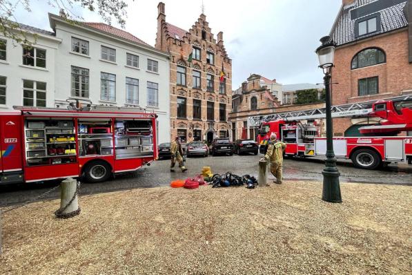 De brandweer bluste binnen en buiten.© JVMA