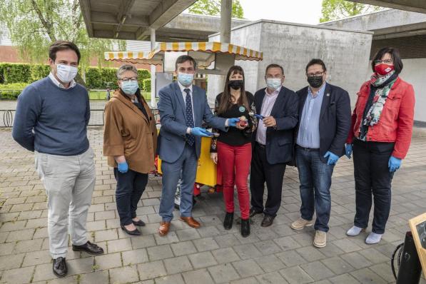 De vrijwilligers werden door de verschillende burgemeesters in de bloemetjes gezet... met ijsjes. (foto SB)© Stefaan Beel