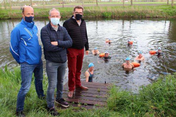 In Brugge werd het startschot gegeven voor het nieuwe openwaterseizoen, in bijzijn van Franky Demon (schepen van Sport), Koen Kerckhove (voorzitter Brugse IJsberen), Bruno Chinitor (secretaris Langerei Zwemmers).© ACR