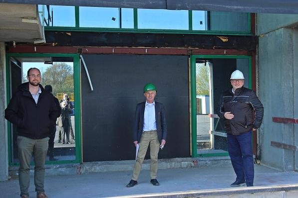 Samen met Geert De Rycker van de werkgroep stelden voorzitter Goudeseune en ondervoorzitter Bauwens de vragenlijst voor die ze aan ondernemend Maldegem voorleggen.© (Foto LV)