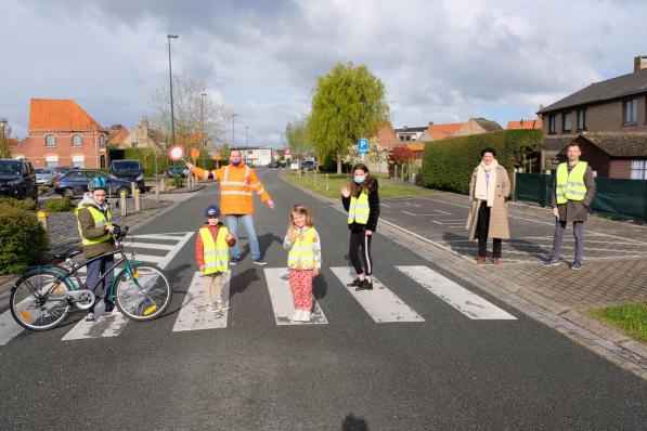 We zien gemachtigd opzichter Tom Ombrecht, directeur Marjolijn Roets, voorzitter van de Ouderraad Bart Vergote en enkele leerlingen van De Fonkel.© (Foto BC)