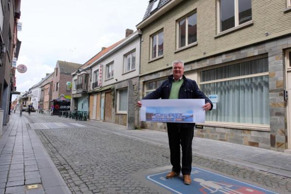 Jean-Marie Lootens met in zijn handen een foto van het project en achter zich de gebouwen die daarvoor plaats ruimen.© (Foto BC)