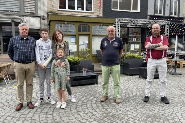 Wim Meysman (zaalmedewerker), Cindy met haar kinderen Julian en Amelie, Raymond Bens (keukenmedewerker) en Sven kijken er samen met Xavier naar uit om het restaurant opnieuw te openen.© JRO