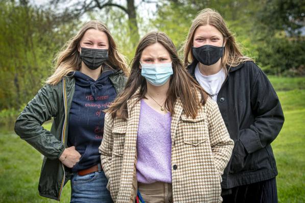 Leidsters Nell Courtens, Louana Provoost en Kato Vermeulen geven de hoop nog niet op en zoeken verder.©JOKE COUVREUR