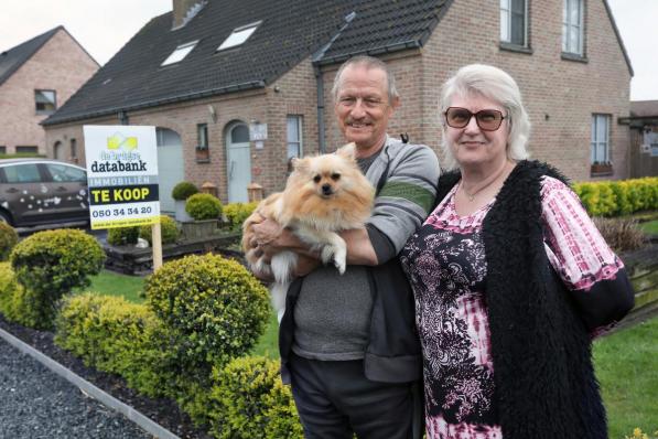 Rudy Cordier en zijn vrouw Myriam Blancke hebben hun huis te koop gezet. Ook hondje Winky en de vijf poezen verhuizen straks mee naar Spanje, waar dochter Mariska en haar gezin wonen.©Johan Sabbe