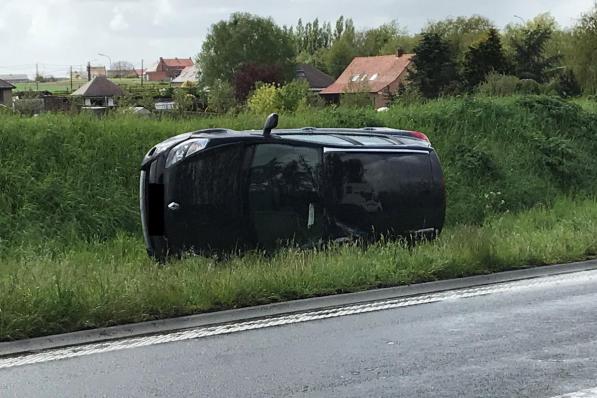 De bestuurder werd naar het ziekenhuis gebracht.© DB