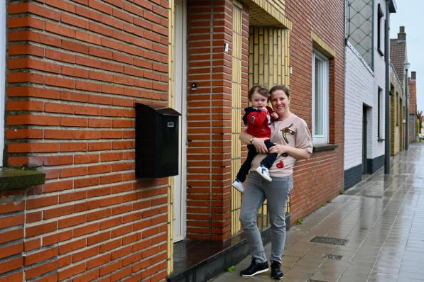 Lou en Lieselotte zijn gelukkig in hun ruime rijwoning in Houtem. “Nadat we van ons appartement naar hier verhuisd zijn, is hij meteen beginnen stappen.” (foto WVH)