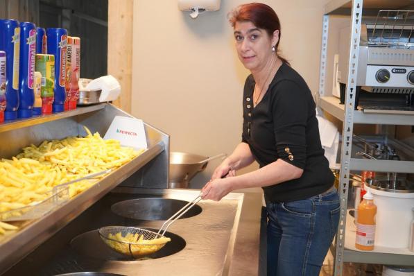 Vicky aan het werk in haar frituur. (foto Luc)