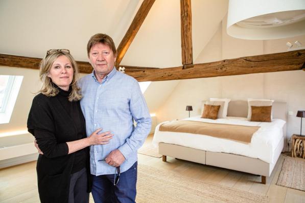 Lieve Govaerts en Jan Hoste in een van de vijf kamers. (foto Davy Coghe)©Davy Coghe Davy Coghe