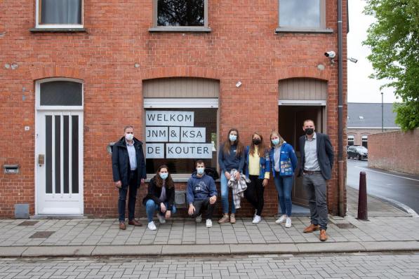 Nieuwe jeugdlokalen voor JNM Westland en KSA De Kouter in de Komstraat. Burgemeester Christof Dejaegher, Hannelore Vandenberghe, Wout Platteau, Stephanie Dulst, Mana Froyman, Noor Denys en schepen Ben Desmyter.© MD