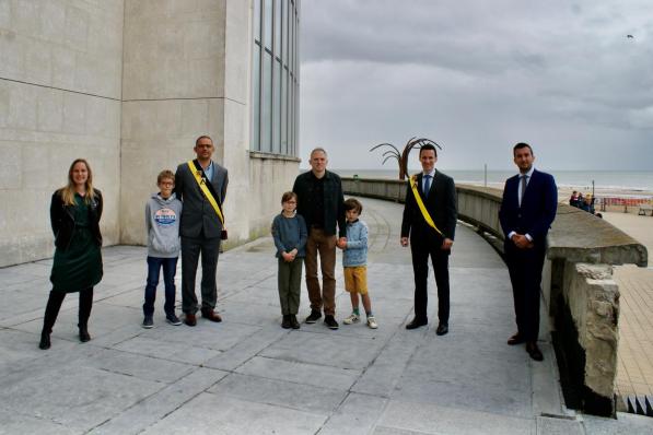 Een kroostrijk ministerieel bezoek op de nog te restaureren sokkel van het Oostendse kursaal. V.l.n.r. schepen Charlotte Verkeyn (N-VA), schepen Kurt Claeys (Open VLD), Vlaams minister Matthias Diependaele (N-VA), schepen Björn aanstuw (N-VA) en schepen Maxim Donck (N-VA).© ML