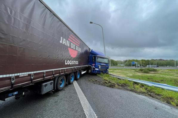 De truck kwam in schaar tegen de vangrail terecht.© JVM