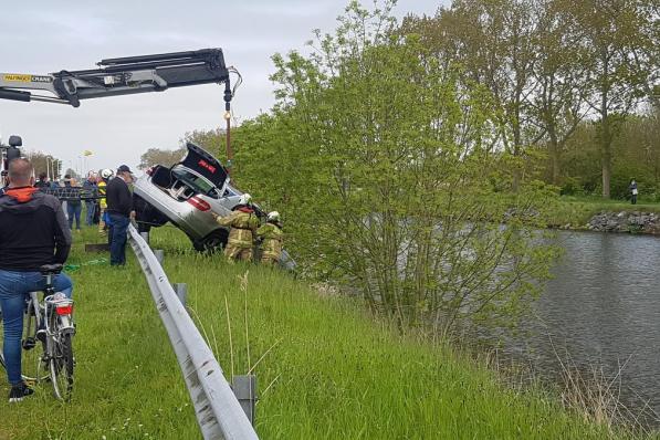 De wagen zat al helemaal onder water en moest getakeld worden.© BB