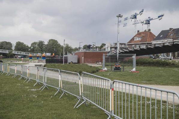 De dranghekken vormen een extra barrière langs de oevers van de Leie.© Olaf Verhaeghe