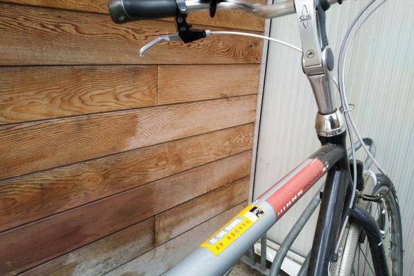 De gele zichtbare sticker op de fiets duidt aan dat deze gelabeld en geregistreerd werd.© TV