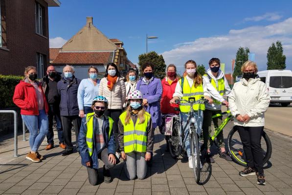 Minister Lydia Peeters fietste het traject samen met burgemeester Lut Deseyn, een aantal schepenen, enkele leerlingen uit de beide scholen alsook Sabrina Isebaert, moeder van Justine Vandemeulebroucke die op dit traject het leven liet.© Gerda Verbeke