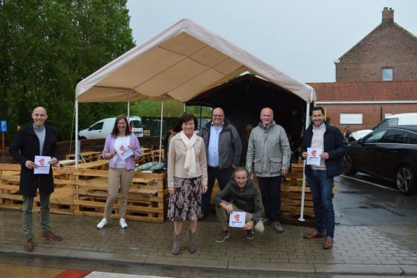 Bestuursleden van Unizo en gemeentebestuur gaan voor een Midzomershopping van 18 tot en met 20 juni.© MVD