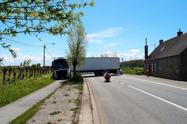 Bij een poging te draaien in de Heistlaan kwam deze vrachtwagen vast te zitten in de berm.© RJ