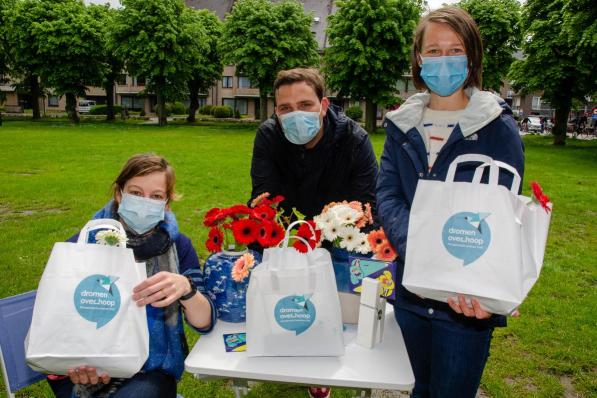 Eva Feys (psychotherapeut), Frederic Blancke (psychotherapeut) en Hanne Colpaert (orthopedagoog) deelden goodiebags uit.© gf