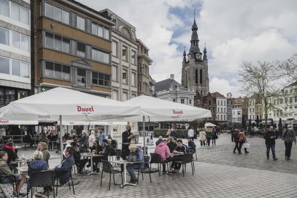 Veel plexischermen worden er in Kortrijk niet gebruikt, al helemaal niet op de Grote Markt. In de uitgaansbuurt duiken ze wel af en toe op.© Olaf Verhaeghe