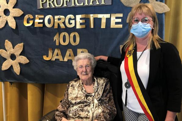 Burgemeester Annick Vermeulen ging Georgette Van Paemel feliciteren met haar 100ste verjaardag.© BC