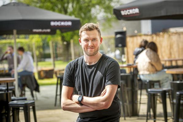 Uitbater Emanuel Moaene in zijn zomerbar.©JOKE COUVREUR