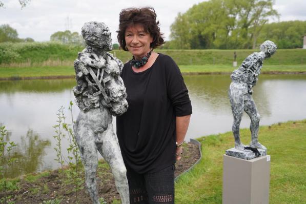 Kate Van Waes bij bronzen beelden van Michel Janssens.© foto Luc