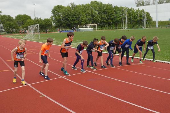 Bij de pupillen jongens stonden maar liefst elf deelnemers aan de start van de 1.000 meter.© foto GD