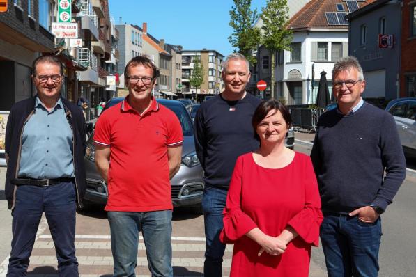 Carine Dalle en haar bestuursleden Peter Dumarey, Thomas Janssens, Jeroen Lernout en Geert Capelle zijn blij de Dolle Dagen te kunnen organiseren. (foto PM)©Peter MAENHOUDT